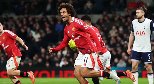 Màn trình diễn đối lập của Hojlund và Zirkzee trong trận thua Tottenham