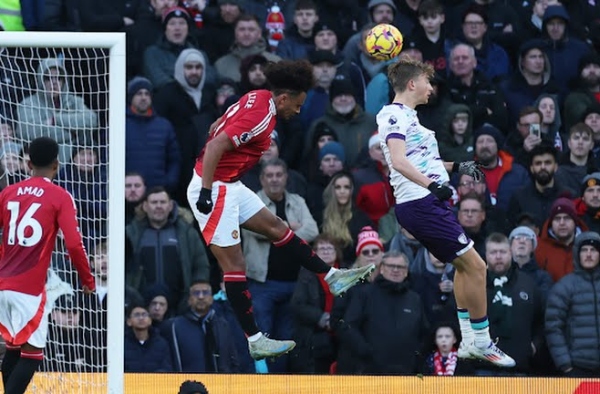 "Man United lại thủng lưới từ bóng cố định"
