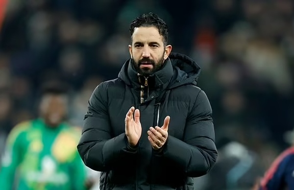 Man United sa sút: Neville cảnh báo Amorim cần thời gian thích nghi