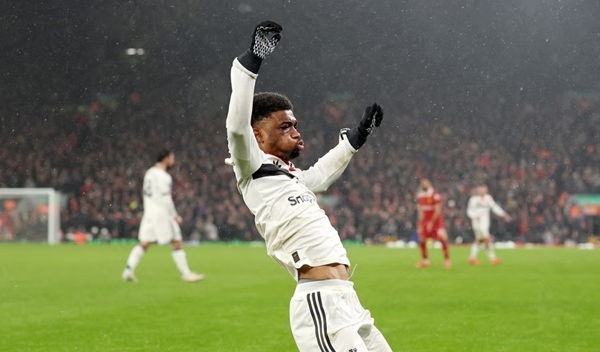 Man Utd đeo mặt nạ của ai khi cầm hòa Liverpool?