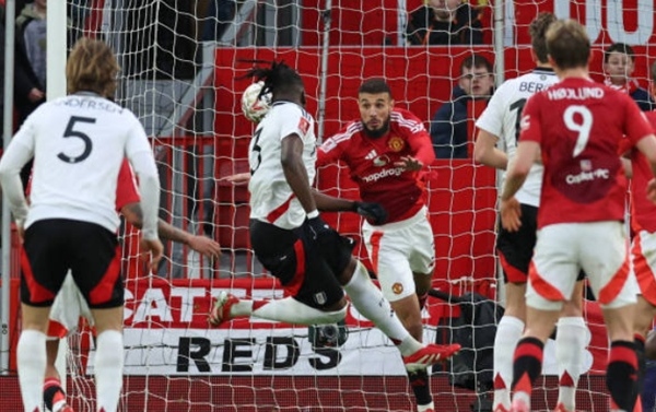 "Man Utd phòng ngự quá tệ", khán giả Old Trafford la ó