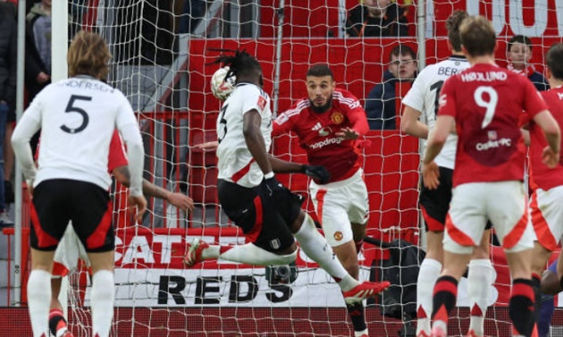 "Man Utd phòng ngự quá tệ", khán giả Old Trafford la ó