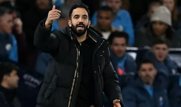 Man Utd thở phào khi trụ cột của đối thủ dính chấn thương