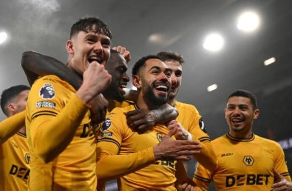 Man Utd thua đau Wolves trong ngày Bruno hóa "tội đồ"