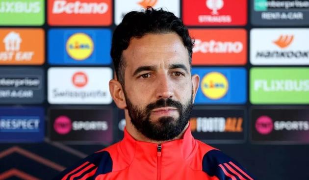 Man Utd tiếp tục bẽ mặt khi họp báo của Ruben Amorim bị gián đoạn vì trần nhà rò rỉ