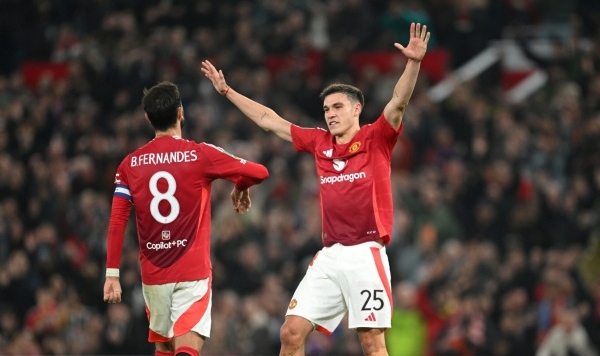 Man Utd vừa mất cầu thủ đáng lo hơn Fernandes - chạy khắp mặt sân