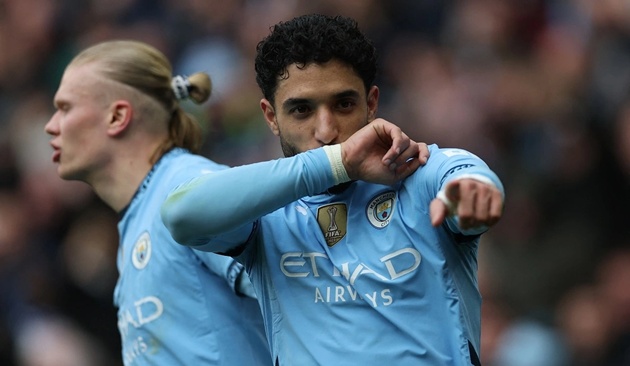 Manchester City 2-2 Brighton: Kỷ lục của Heyland; khuôn mặt tội nghiệp