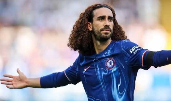 Marc Cucurella loại bỏ đôi giày thảm họa