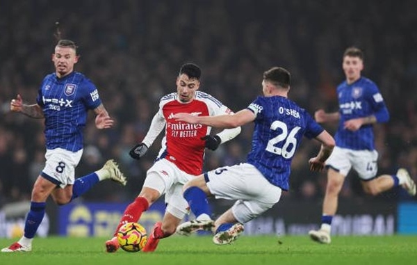 Martinelli không thể thay Saka, và Arsenal cần phải hành động