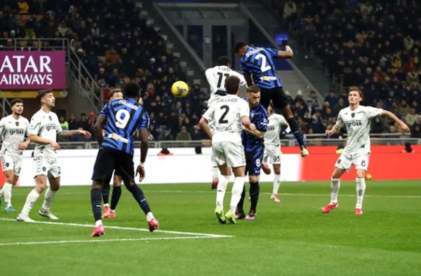 Martinez tỏa sáng, Inter phả hơi nóng vào Napoli