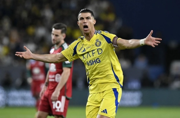 Mất bình tĩnh, Ronaldo sút bóng thẳng lên khán đài