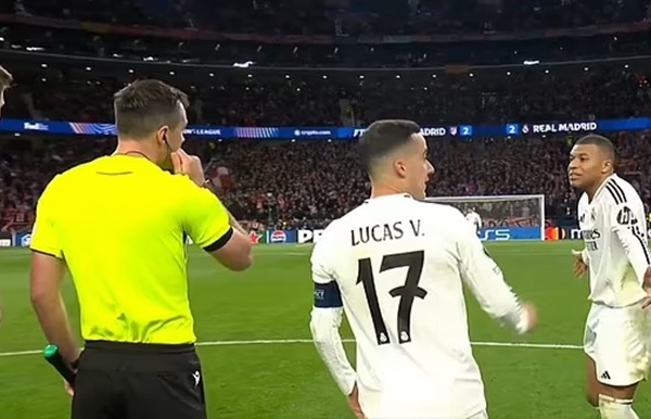 Mbappe mách lẻo với trọng tài khi Alvarez chạm bóng 2 lần
