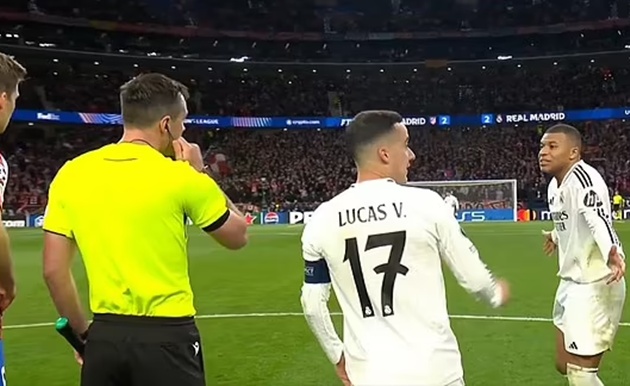Mbappe mách lẻo với trọng tài khi Alvarez chạm bóng 2 lần