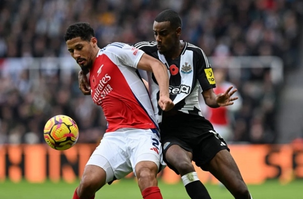 Micah Richards: Tiền đạo Arsenal muốn chiêu mộ đã khiến Saliba và Gabriel khốn đốn