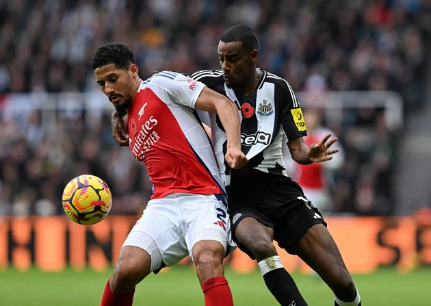 Micah Richards: Tiền đạo Arsenal muốn chiêu mộ đã khiến Saliba và Gabriel khốn đốn