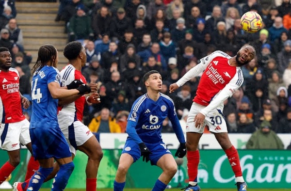 Michael Owen so sánh sao Arsenal với trẻ con tập đá bóng