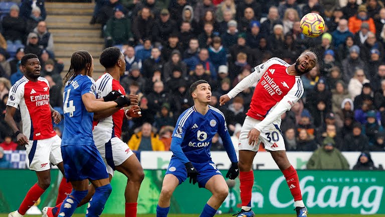 Michael Owen so sánh sao Arsenal với trẻ con tập đá bóng