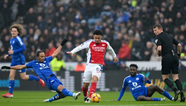 "Một cầu thủ tuyệt vời mới chỉ 17 tuổi của Arsenal"
