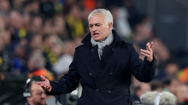 Mourinho nguy cơ bị sa thải; Amrabat bóp cổ đối thủ