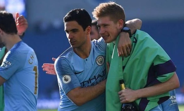 Mũ Arteta với de Bruyne