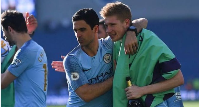 Mũ Arteta với de Bruyne