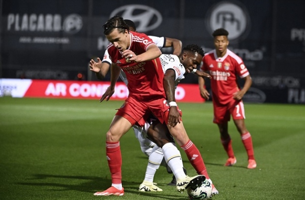 MU cử tuyển trạch viên xem giò Alvaro Carreras
