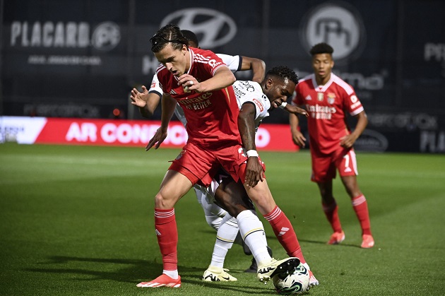MU cử tuyển trạch viên xem giò Alvaro Carreras