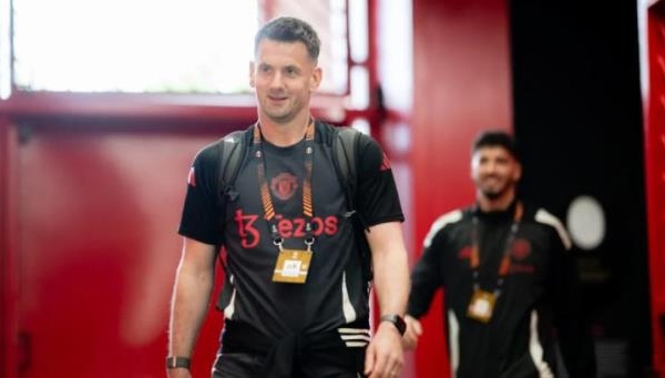 MU giữ Tom Heaton vì vai trò thủ lĩnh phòng thay đồ