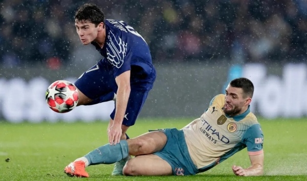 Mục tiêu hụt của MU hủy diệt cả hàng tiền vệ Man City