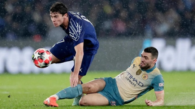 Mục tiêu hụt của MU hủy diệt cả hàng tiền vệ Man City