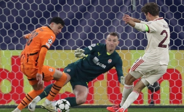 Muller cân bằng thành tích của Giggs - Ronaldo, chỉ còn kém Messi - Benzema