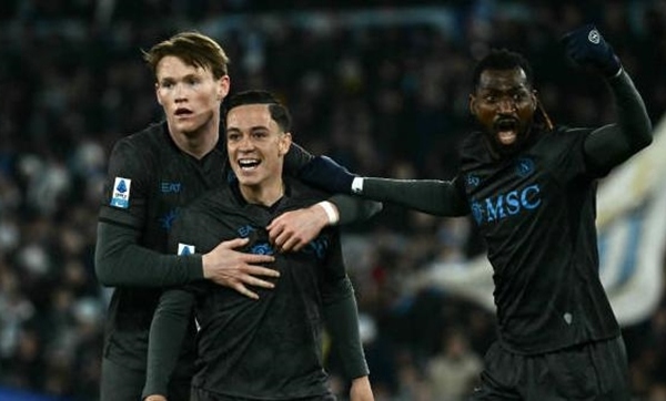 Napoli bị Lazio níu chân; AC Milan thắng nhọc nhằn Verona