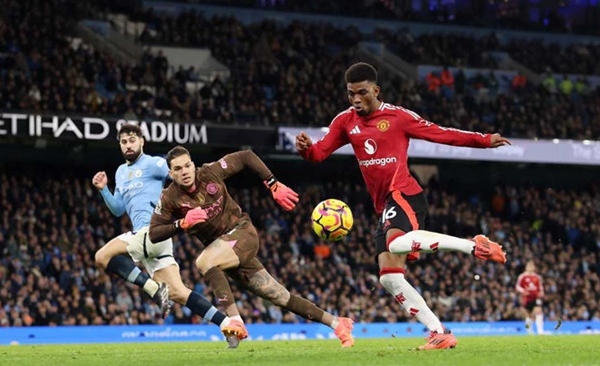 Neville dự đoán 4 bàn thắng MU vs Man City