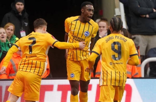 Newcastle 1-2 Brighton: Drama bùng nổ; Giá trị của Welbeck
