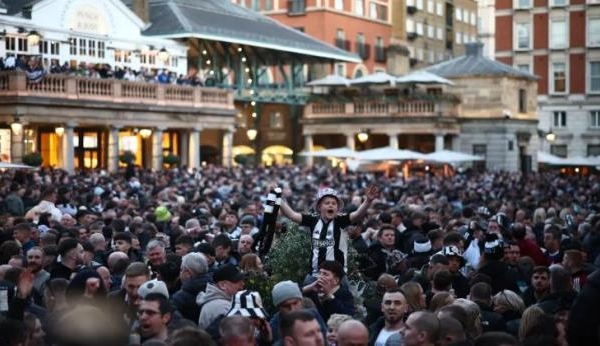 Newcastle Fans 'Dye Black and White' Covent Garden trước trận chung kết Carabao Cup