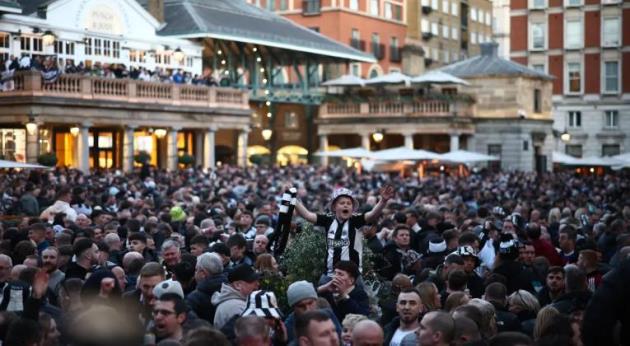 Newcastle Fans 'Dye Black and White' Covent Garden trước trận chung kết Carabao Cup