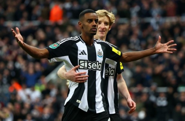 Newcastle thay đổi kế hoạch với Isak