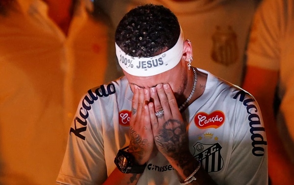 Neymar trở về nhà sau thảm họa trị giá 322 triệu bảng ở Ả Rập