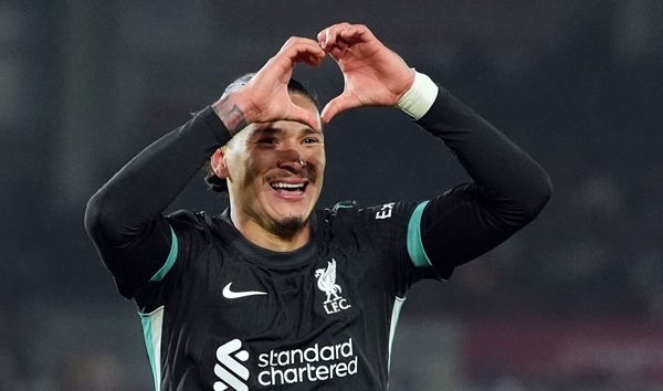Ngoại hạng Anh 2024/25: Liverpool thể hiện sức mạnh chiều sâu; Arsenal lún sâu vũng lẫy