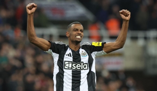 Ngoại hạng Anh sáng 16/1: Van Nistelrooy lại thua trắng trên sân nhà; Newcastle vượt mặt Chelsea