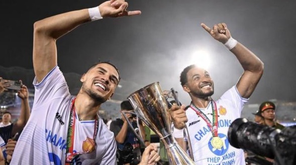 Người chơi Brazil và hai màu đối diện