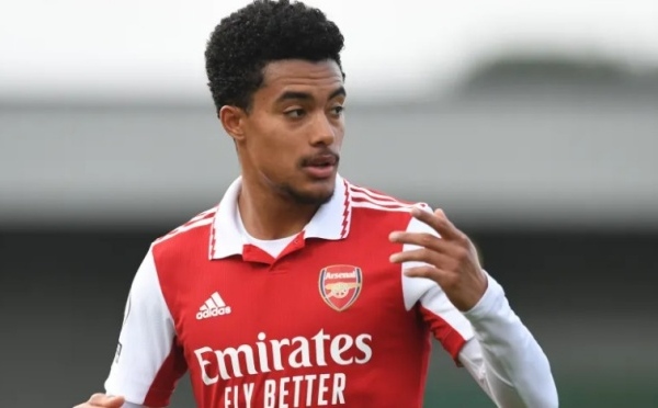 Người cũ Arsenal bị đồng đội xa lánh trong phòng thay đồ
