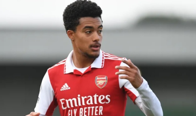 Người cũ Arsenal bị đồng đội xa lánh trong phòng thay đồ