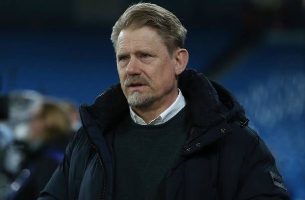 "Người hùng" của Arsenal gây choáng cho Peter Schmeichel
