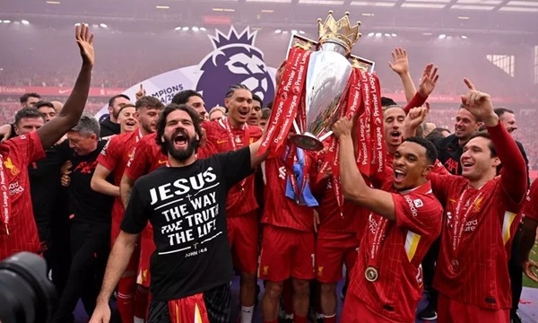 Nhìn lại đêm Anfield huyền thoại: 5 khoảnh khắc cảm xúc trong lễ vô địch của Liverpool