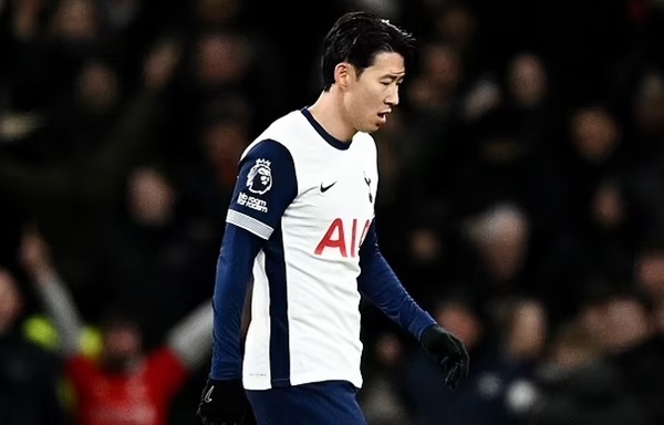 Nhận rổ bàn thua trước Liverpool, CĐV Tottenham phẫn nộ với Postecoglou