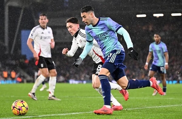 Nhìn Saka - Odegaard ăn ý, Arsenal đau đầu với cánh trái