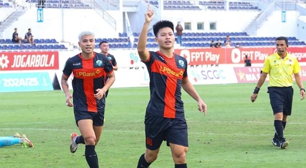 Ninh Bình vào tứ kết Cup QG nhờ màn tỏa sáng của Văn Lâm trên chấm luân lưu