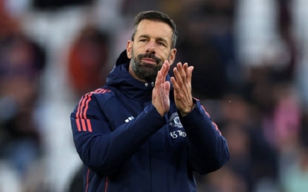 Nistelrooy hé lộ phản ứng của Ten Hag sau khi rời Man Utd