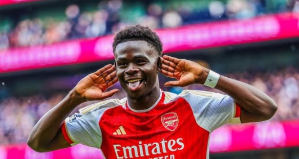 NÓNG! Arsenal đàm phán gia hạn với Saka